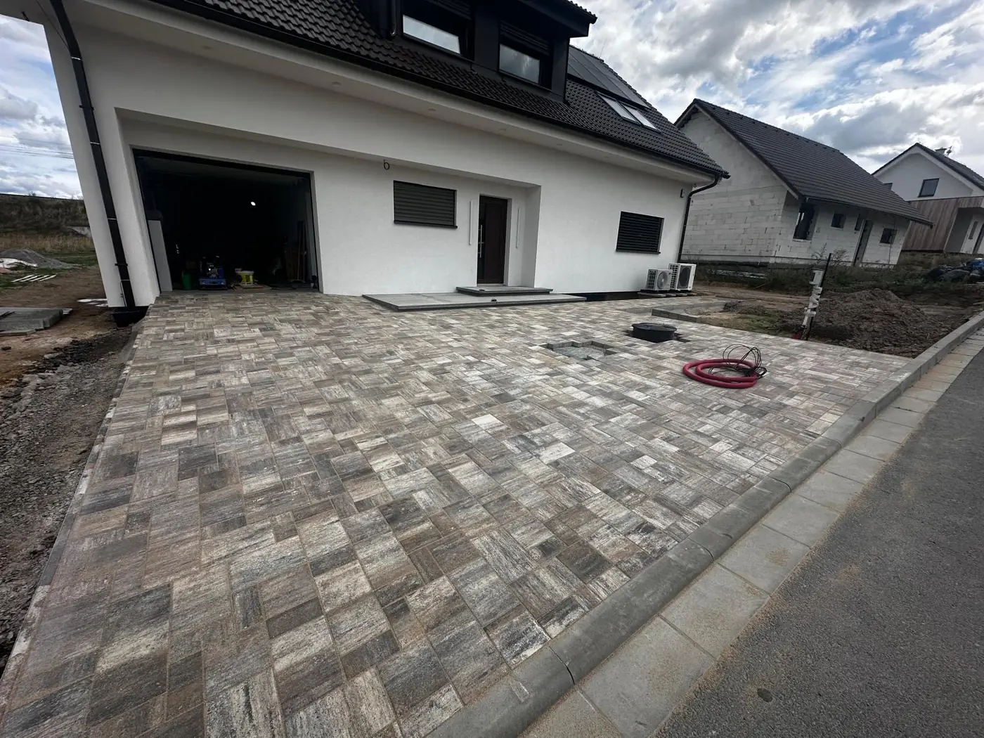 Nájezd a zpevněné plochy u novostavby – po
